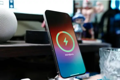 牙克石苹果15换屏服务分享用什么充电器给iPhone15充电更好 